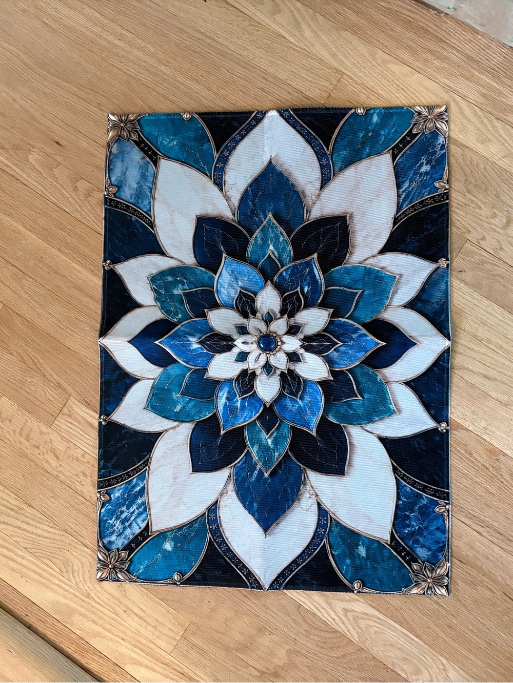 Lightweight mat/rug, home decor. 28 x 20
